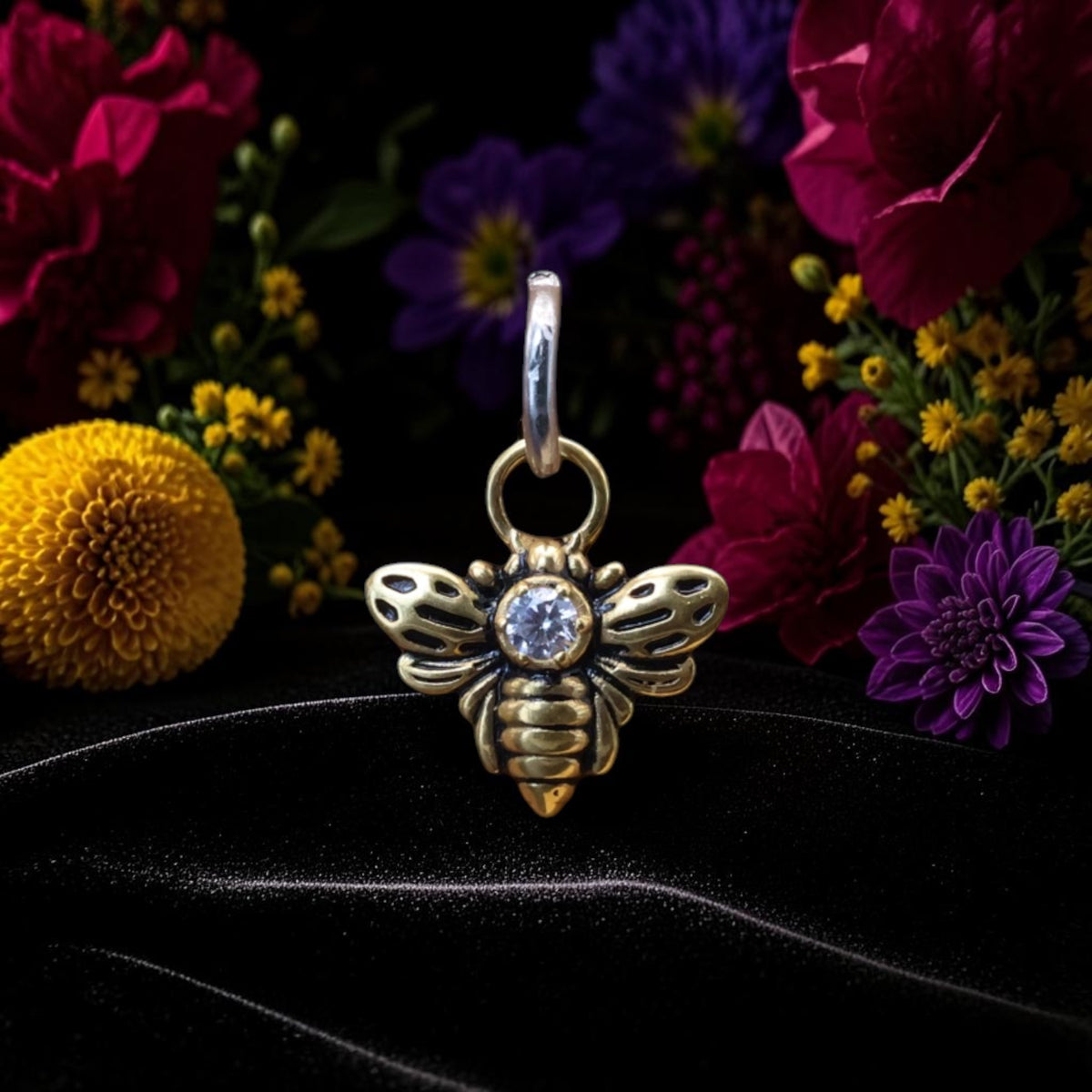 Charm Abeille & Zircon en Acier Chirurgical Doré – Pendentif pour Anneau de Piercing