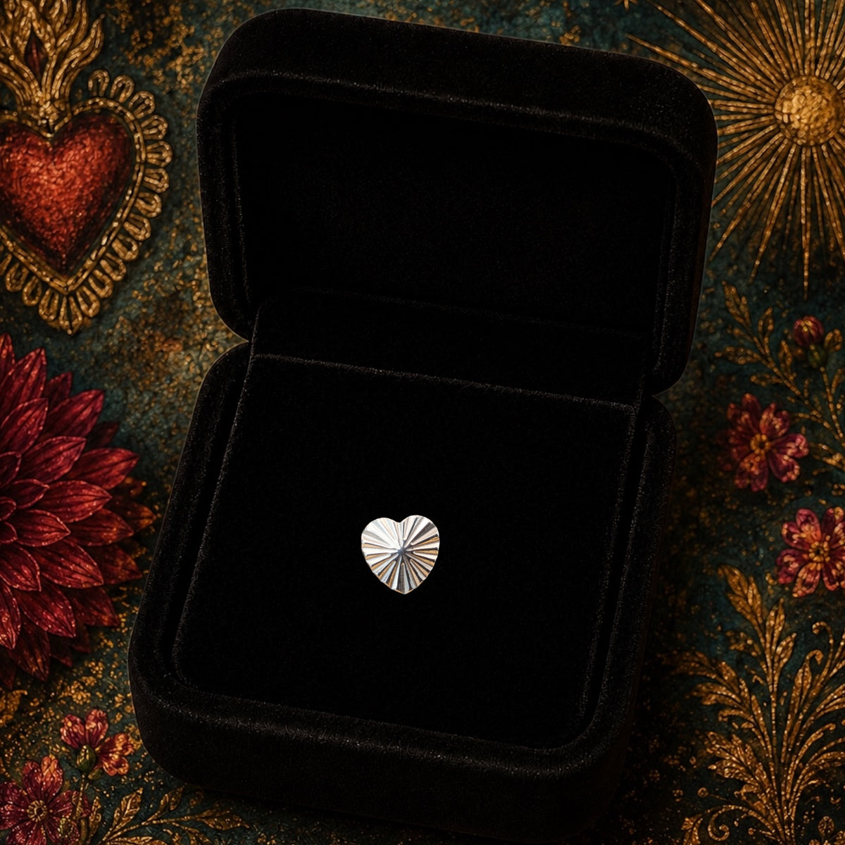 Piercing Amora en Titane – Cœur Gravé Rayonnant